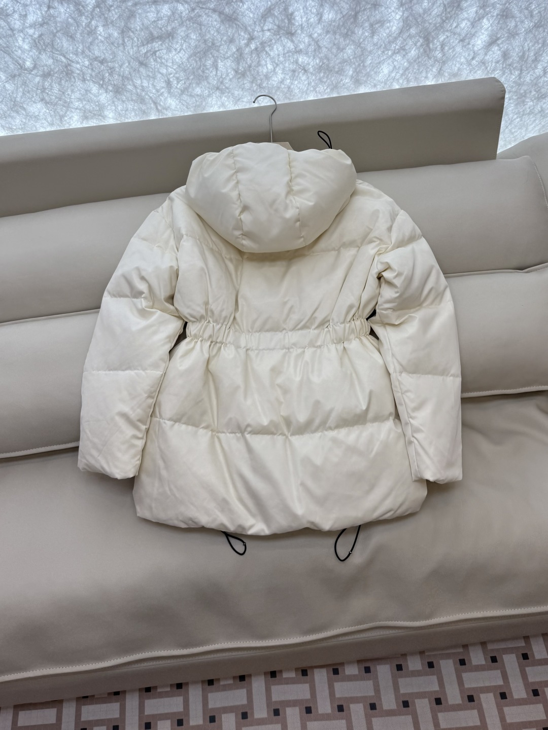 AH706#新款羽絨服⚠️2025。
PR 三角標 带帽款 90% 白鵝絨 羽絨服 米白色 黑色 38/