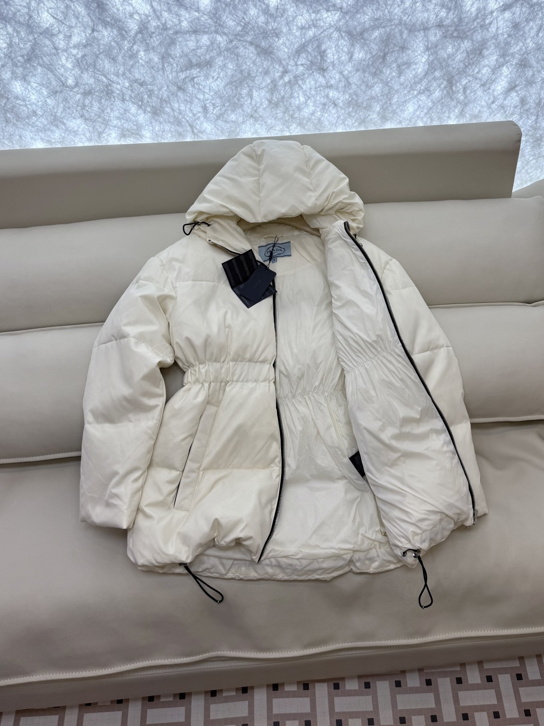 AH706#新款羽絨服⚠️2025。
PR 三角標 带帽款 90% 白鵝絨 羽絨服 米白色 黑色 38/