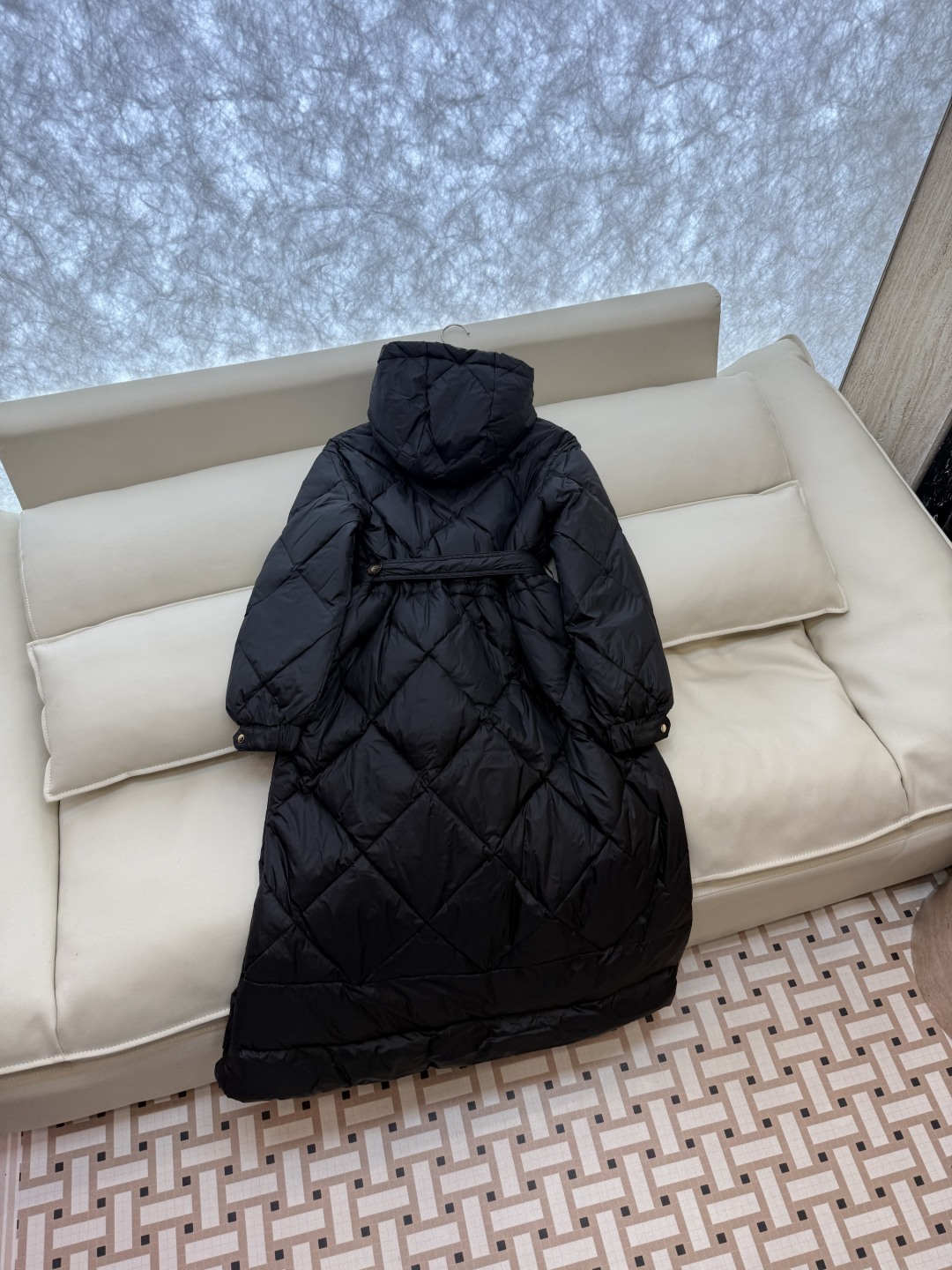 6637#新款羽绒服⚠️。
max 无标款‼️
超级跑量 90% 白鸭绒 菱形格 长款 羽绒服 咖色 黑