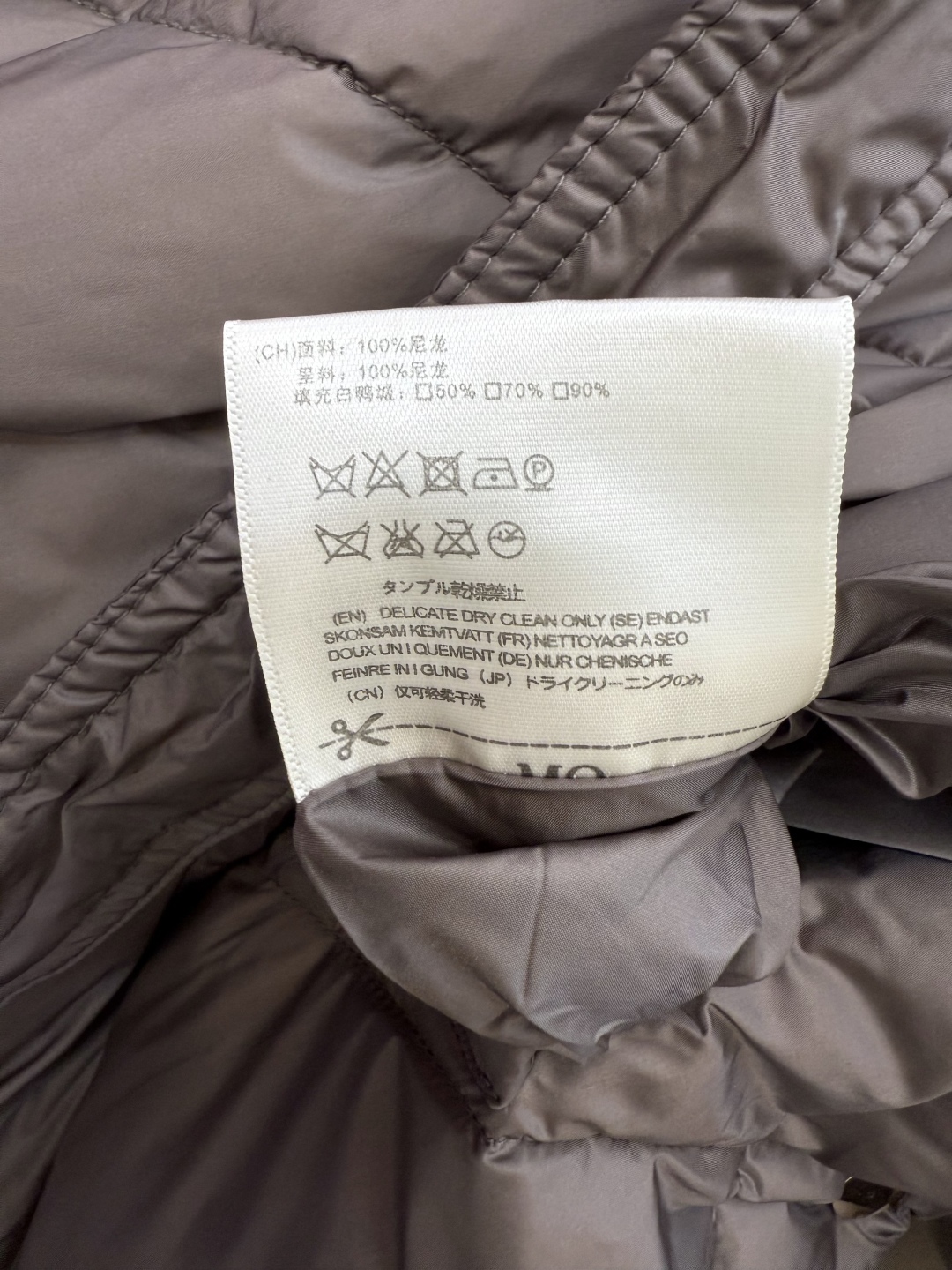 6637#新款羽绒服⚠️。
max 无标款‼️
超级跑量 90% 白鸭绒 菱形格 长款 羽绒服 咖色 黑