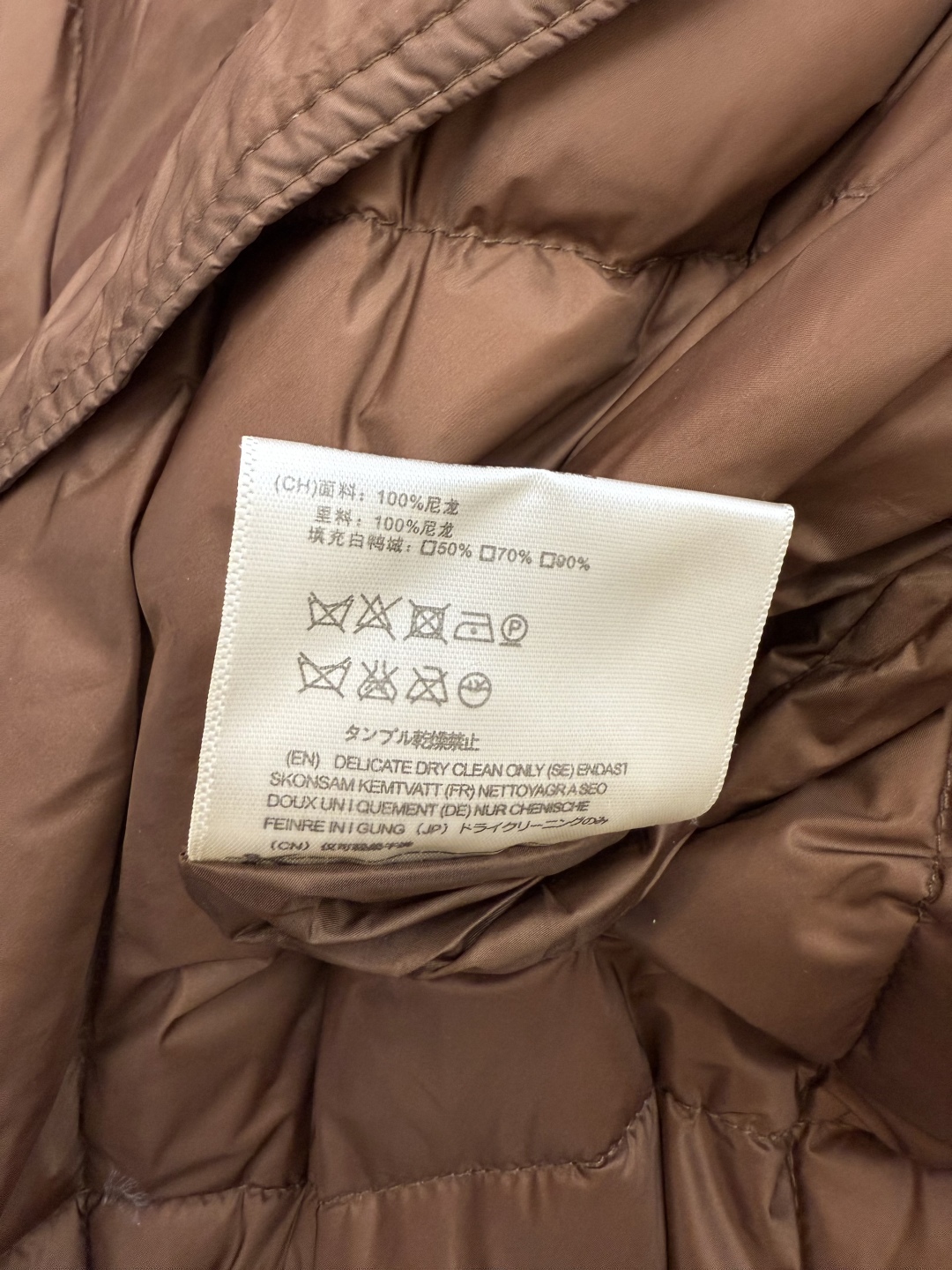 6637#新款羽绒服⚠️。
max 无标款‼️
超级跑量 90% 白鸭绒 菱形格 长款 羽绒服 咖色 黑