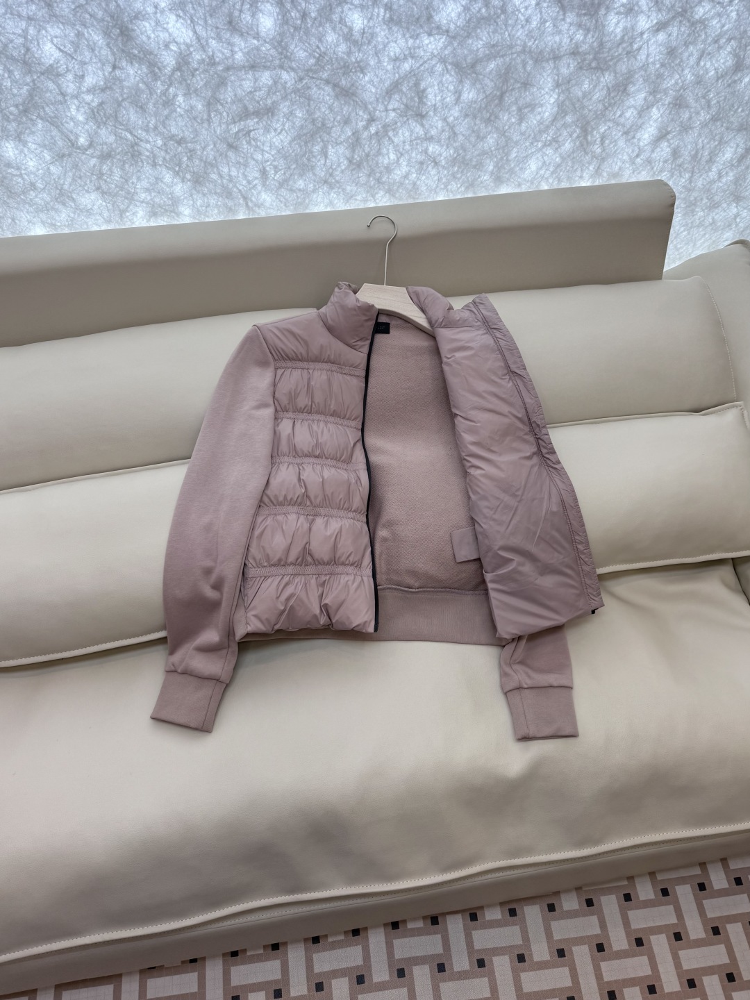 MN5009#新款羽绒服⚠️。
Mon蒙口 跑量款‼️
90% 白鹅绒 拼针织袖 薄款 羽绒服 香芋色 
