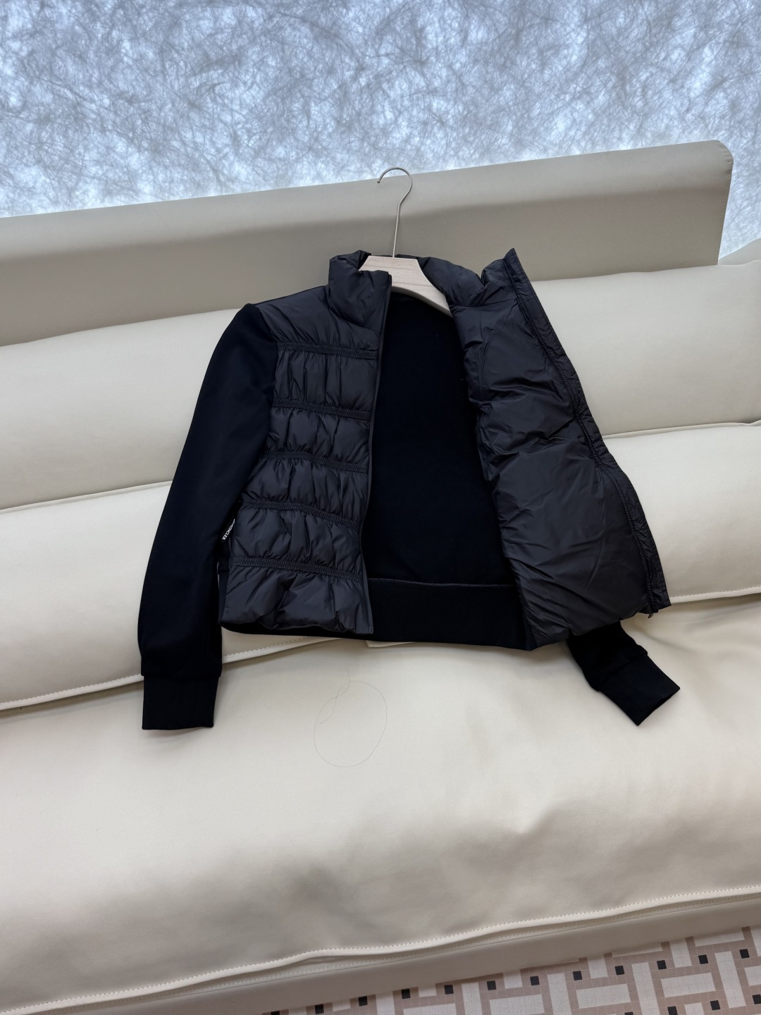 MN5009#新款羽绒服⚠️。
Mon蒙口 跑量款‼️
90% 白鹅绒 拼针织袖 薄款 羽绒服 香芋色 