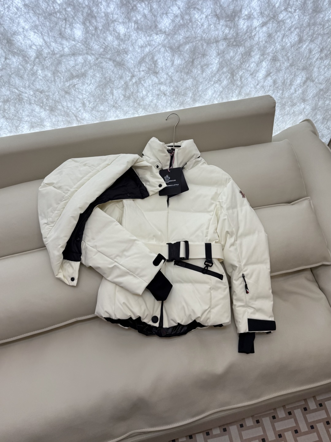 MN5003#新款羽绒服⚠️。
Mon蒙口 跑量款‼️
90% 白鹅绒 户外 修身款 滑雪服系列 羽绒服