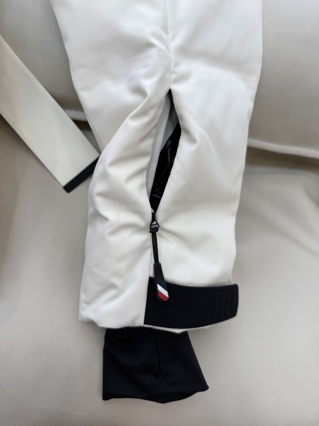 MN5003#新款羽绒服⚠️。
Mon蒙口 跑量款‼️
90% 白鹅绒 户外 修身款 滑雪服系列 羽绒服