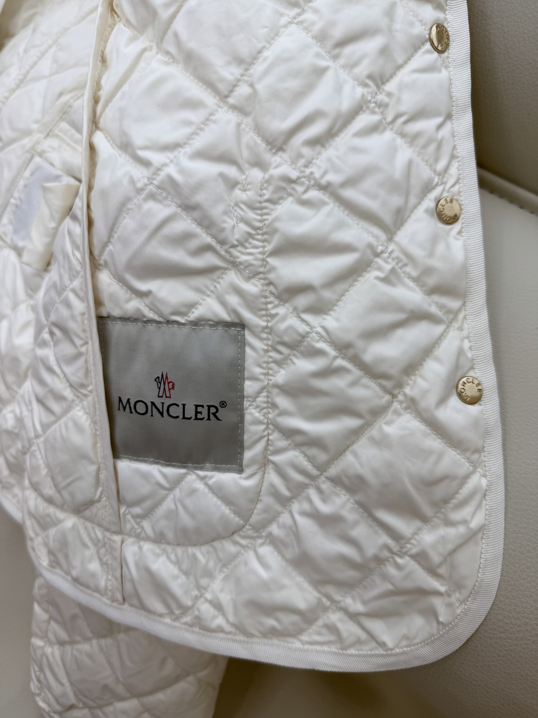 MN5010#新款羽绒服⚠️。
Mon蒙口 跑量款‼️
90% 白鹅绒 短款 休闲风 菱形格 羽绒服 白