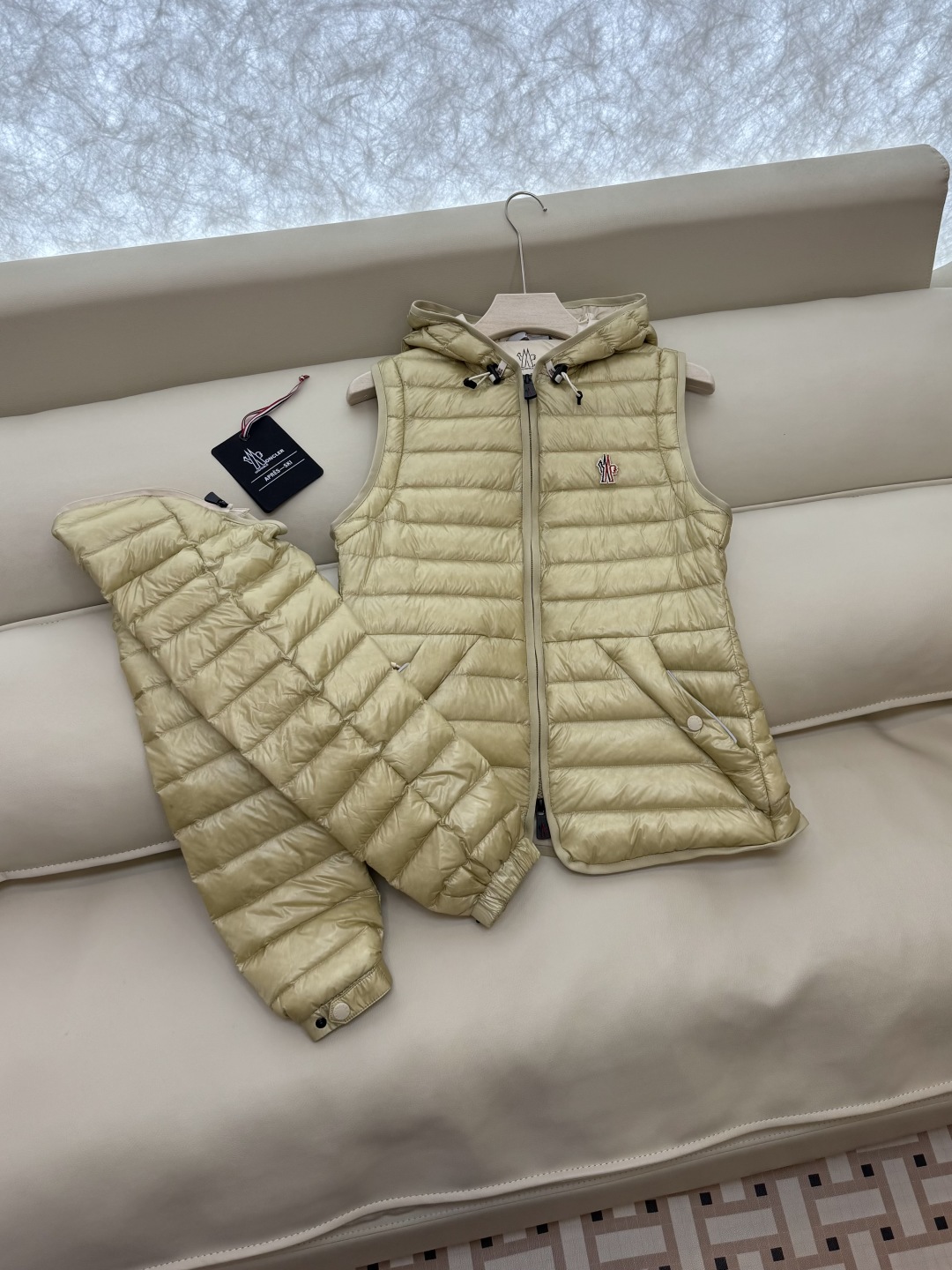 MN5001#新款羽绒服⚠️。
Mon蒙口 跑量款‼️
90% 白鹅绒 短款 可拆袖 修身羽绒服 墨绿色