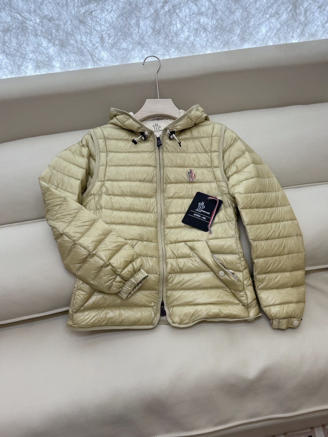 MN5001#新款羽绒服⚠️。
Mon蒙口 跑量款‼️
90% 白鹅绒 短款 可拆袖 修身羽绒服 墨绿色