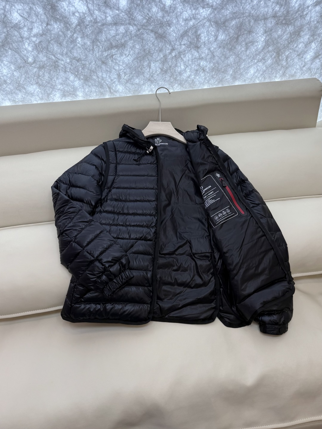 MN5001#新款羽绒服⚠️。
Mon蒙口 跑量款‼️
90% 白鹅绒 短款 可拆袖 修身羽绒服 墨绿色