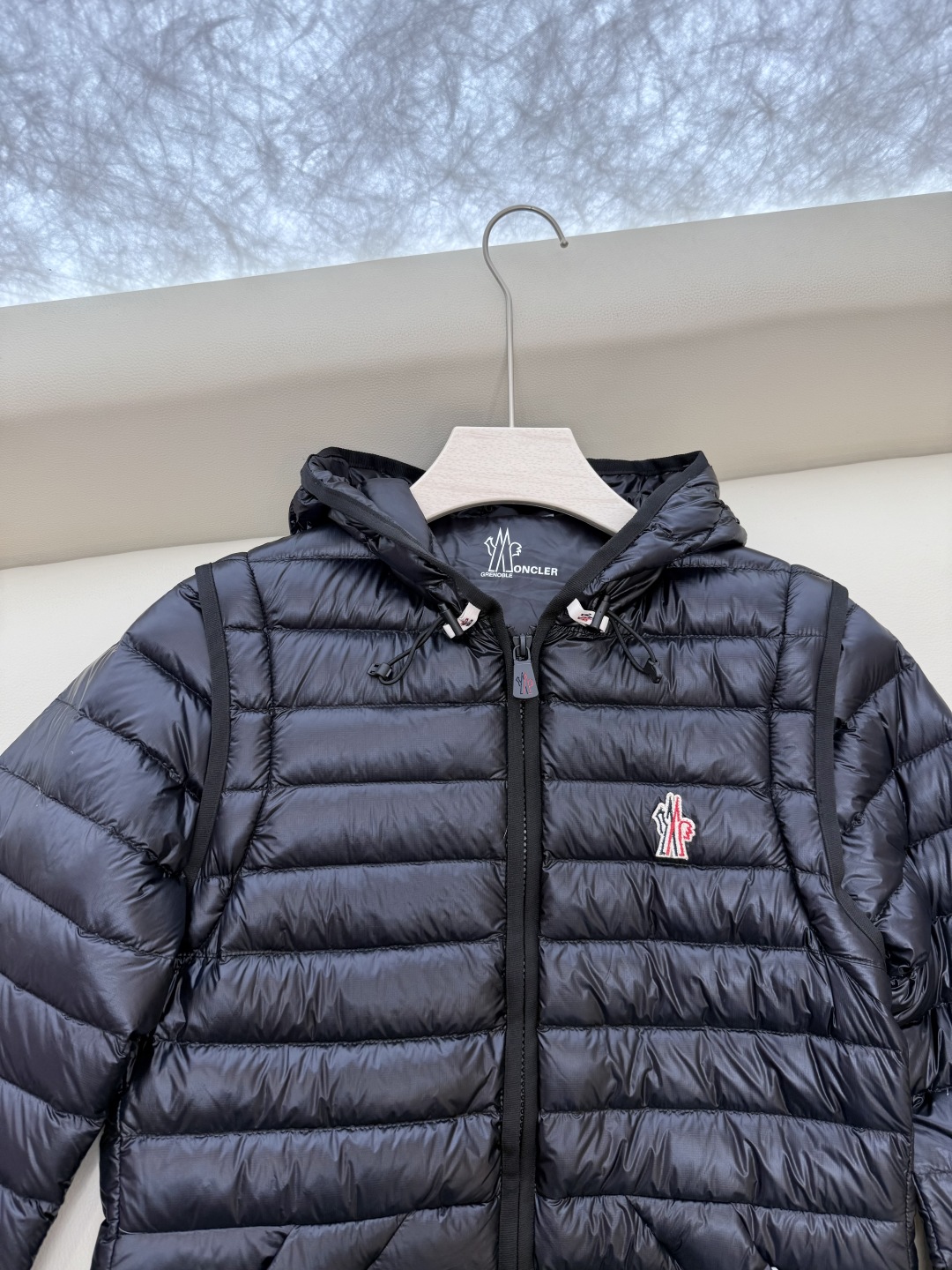 MN5001#新款羽绒服⚠️。
Mon蒙口 跑量款‼️
90% 白鹅绒 短款 可拆袖 修身羽绒服 墨绿色