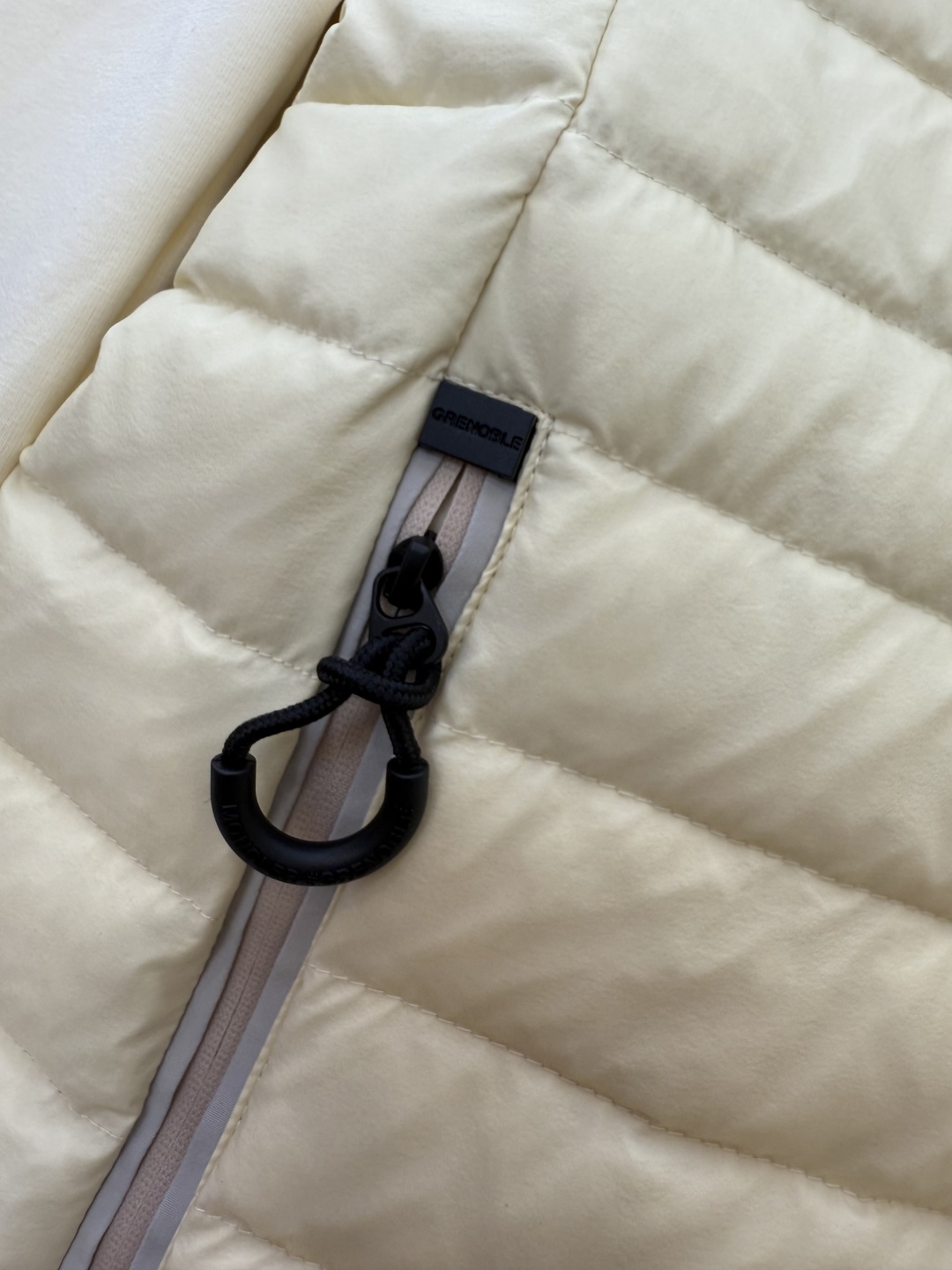 MN5011#新款羽绒服⚠️。
Mon蒙口 跑量款‼️
90% 白鹅绒 短款 修身羽绒服 米白色 黑色 