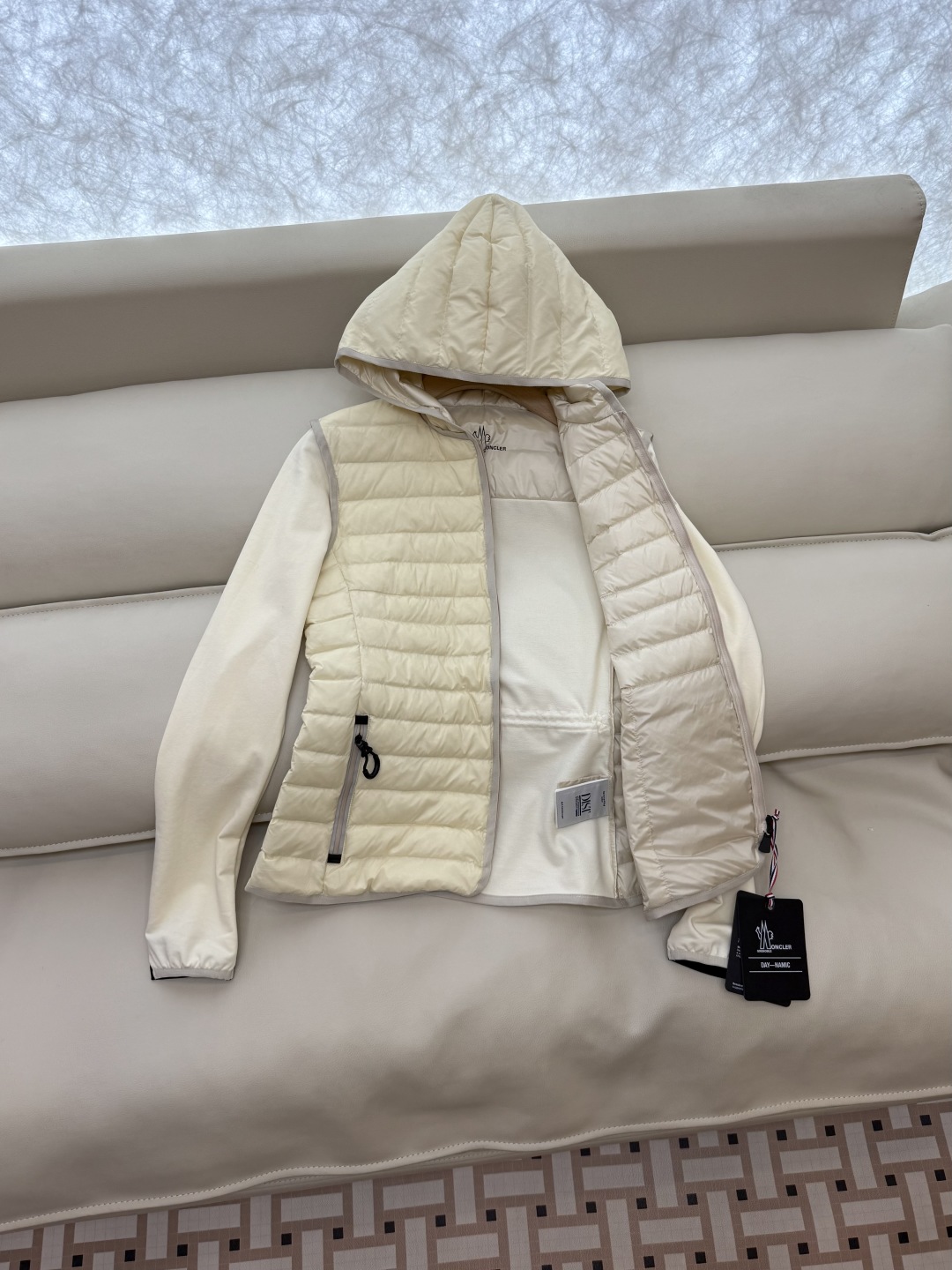 MN5011#新款羽绒服⚠️。
Mon蒙口 跑量款‼️
90% 白鹅绒 短款 修身羽绒服 米白色 黑色 