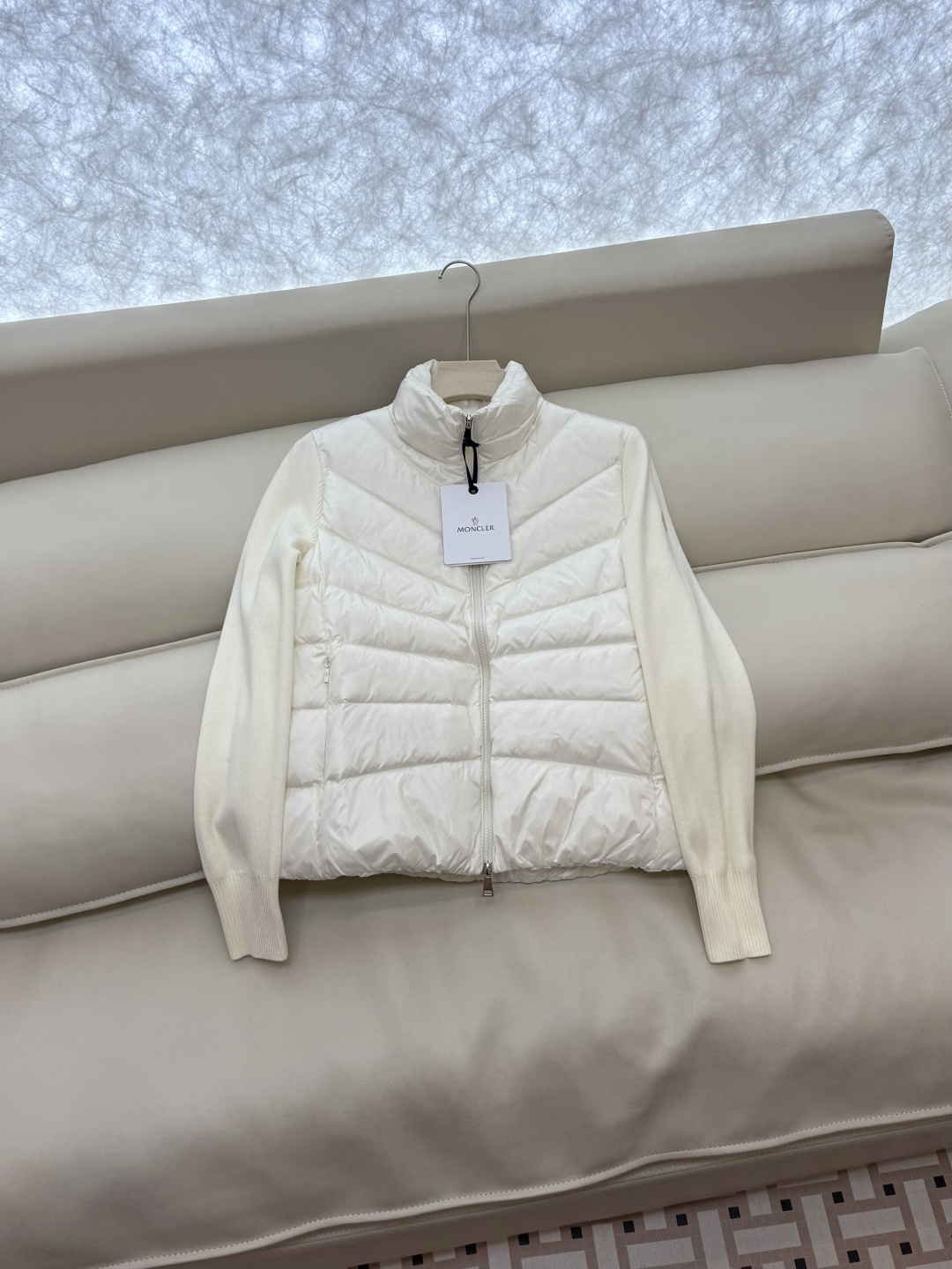 MN5014#新款羽绒服⚠️。
Mon蒙口 跑量款‼️
90% 白鹅绒 长袖针织拼接 显瘦基础款 羽绒服