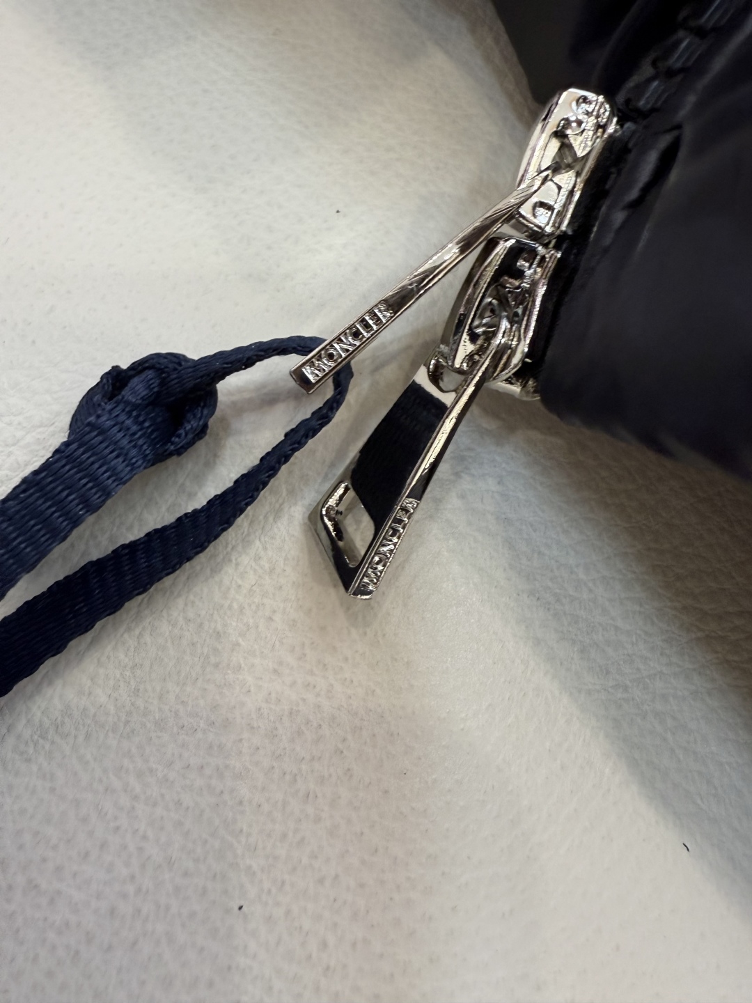 MN5014#新款羽绒服⚠️。
Mon蒙口 跑量款‼️
90% 白鹅绒 长袖针织拼接 显瘦基础款 羽绒服