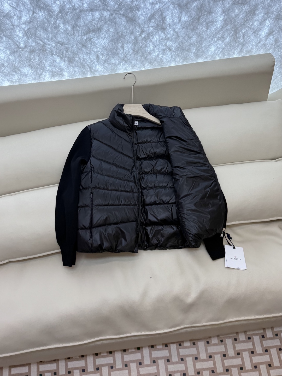 MN5014#新款羽绒服⚠️。
Mon蒙口 跑量款‼️
90% 白鹅绒 长袖针织拼接 显瘦基础款 羽绒服