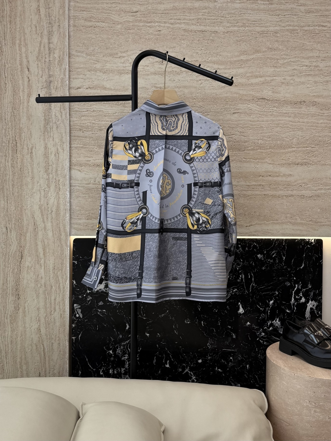 H32575#新款衬衫⚠️。
H家 爱马仕 定位印花 100% 斜纹真丝印花长袖衬衫 三色 SMLXL