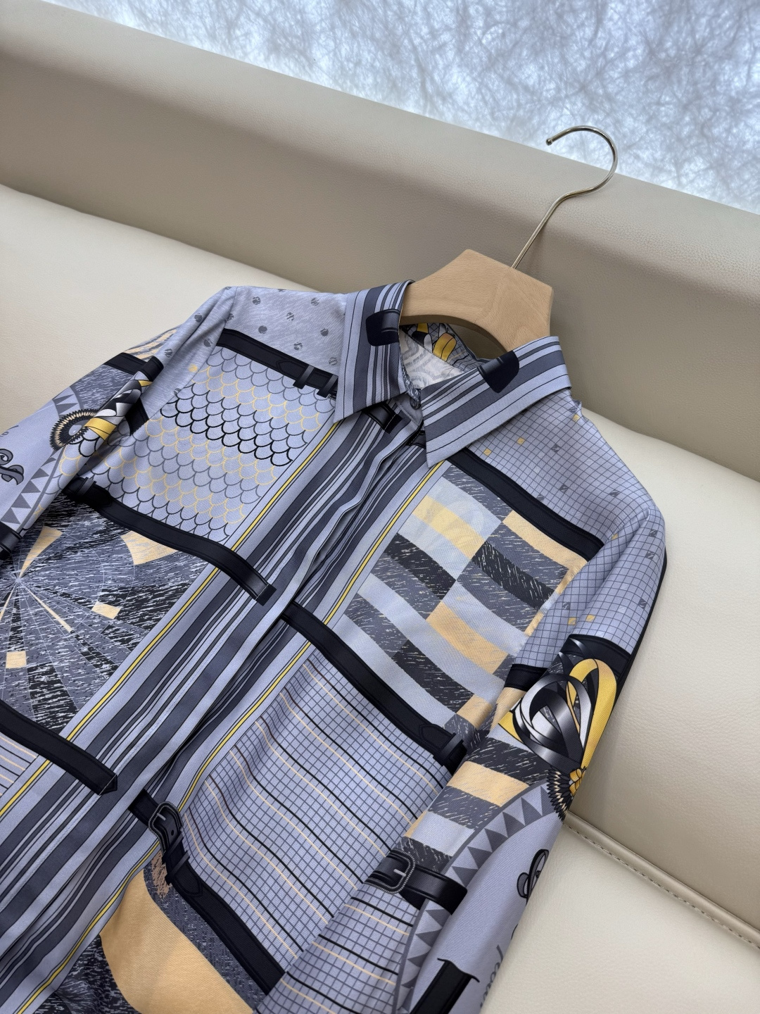 H32575#新款衬衫⚠️。
H家 爱马仕 定位印花 100% 斜纹真丝印花长袖衬衫 三色 SMLXL