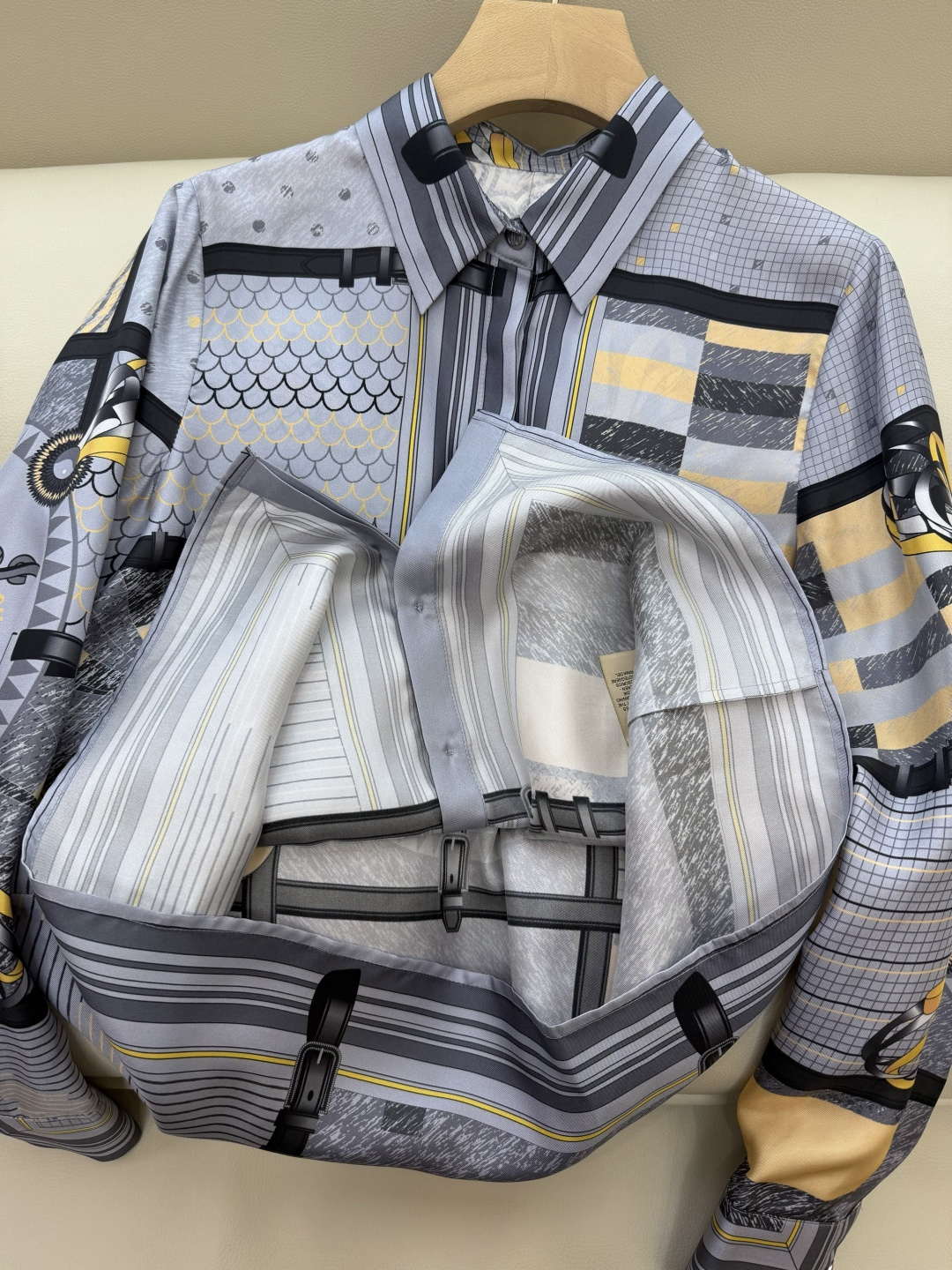 H32575#新款衬衫⚠️。
H家 爱马仕 定位印花 100% 斜纹真丝印花长袖衬衫 三色 SMLXL