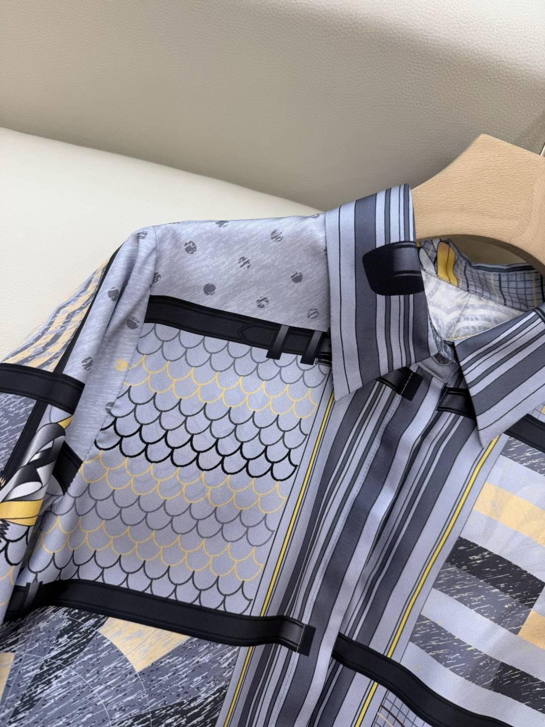 H32575#新款衬衫⚠️。
H家 爱马仕 定位印花 100% 斜纹真丝印花长袖衬衫 三色 SMLXL