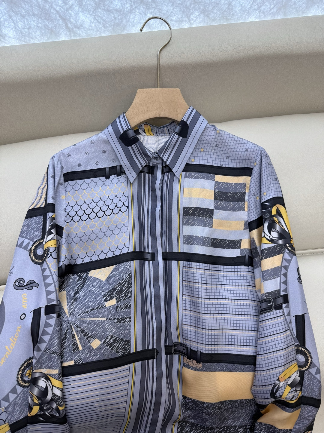 H32575#新款衬衫⚠️。
H家 爱马仕 定位印花 100% 斜纹真丝印花长袖衬衫 三色 SMLXL