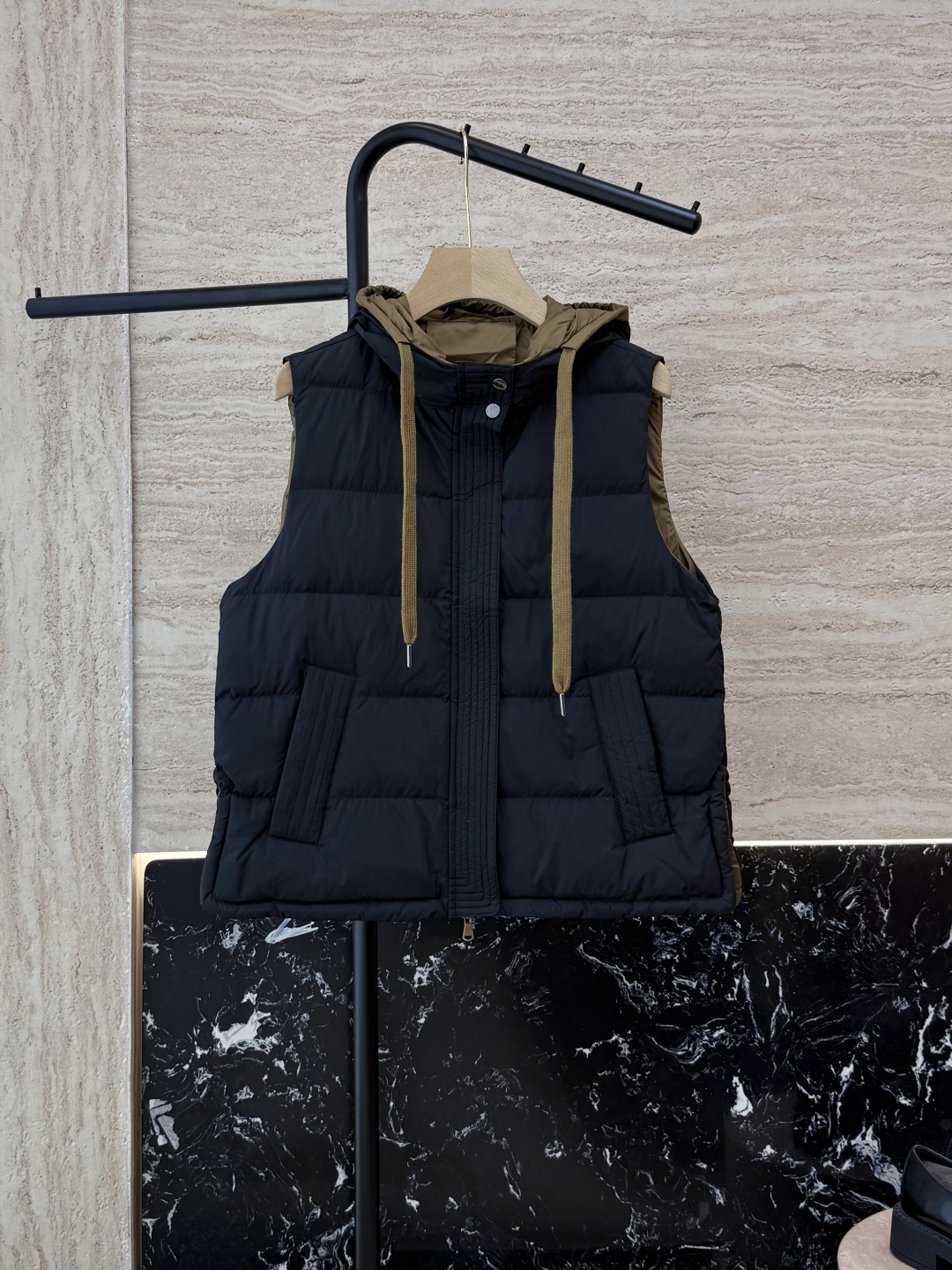 M855#新款羽绒服⚠️。
BC 90% 白鹅绒 精工制作 保暖白鹅绒马甲羽绒服  浅灰色 黑色 38/