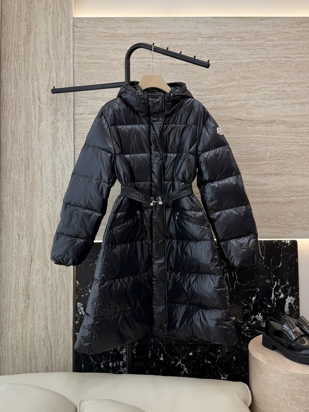 M381#新款羽绒服⚠️。
Moncler 顶级款 显瘦 收腰 90% 白鹅绒 长款羽绒服 黑色 米色 