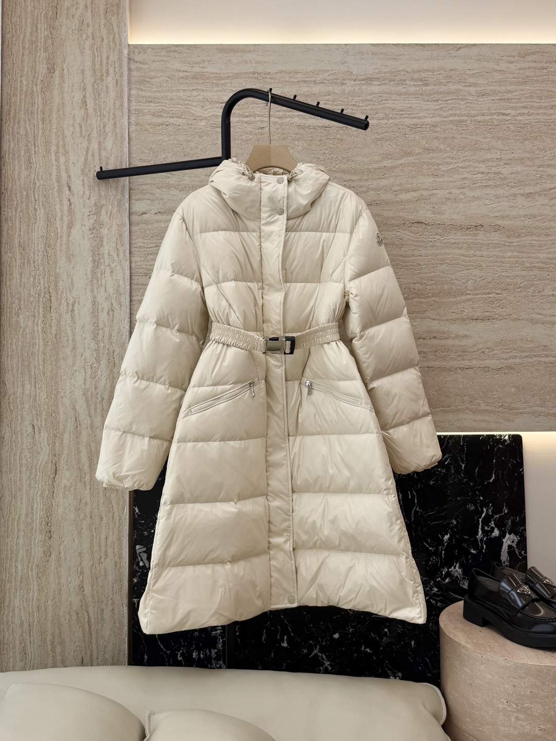 M381#新款羽绒服⚠️。
Moncler 顶级版 显瘦 收腰 90% 白鹅绒 长款羽绒服 黑色 米色 