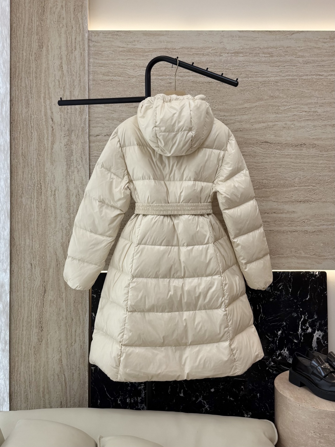 M381#新款羽绒服⚠️。
Moncler 顶级版 显瘦 收腰 90% 白鹅绒 长款羽绒服 黑色 米色 