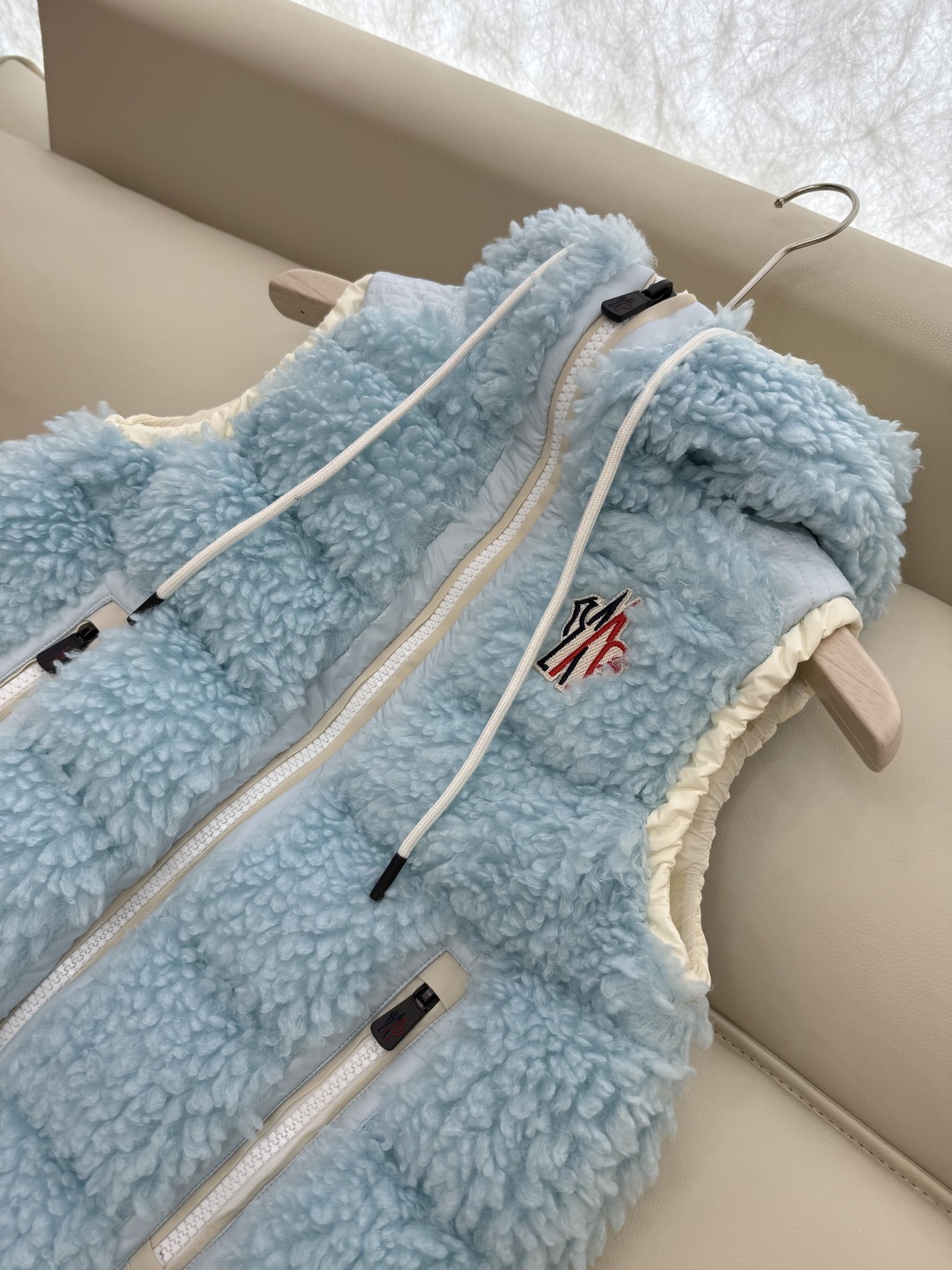 QGL027#新款羽绒服⚠️。
Moncler 美羊羊 摇粒绒 90% 白鹅绒 羽绒马甲 粉色/米黄色/
