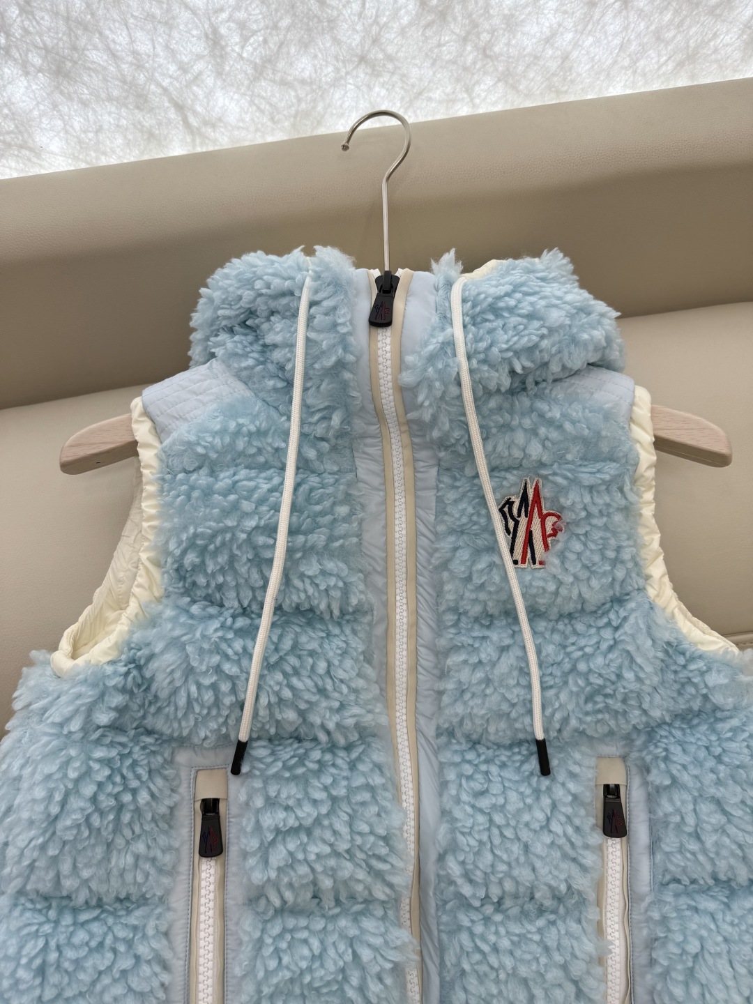 QGL027#新款羽绒服⚠️。
Moncler 美羊羊 摇粒绒 90% 白鹅绒 羽绒马甲 粉色/米黄色/