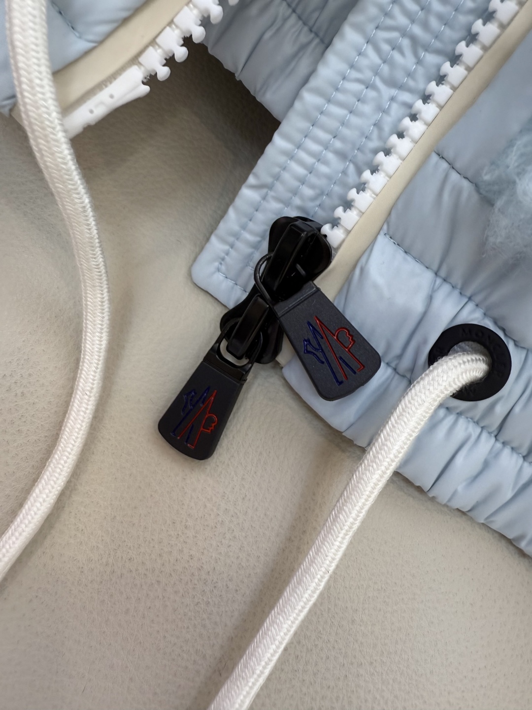 QGL027#新款羽绒服⚠️。
Moncler 美羊羊 摇粒绒 90% 白鹅绒 羽绒马甲 粉色/米黄色/