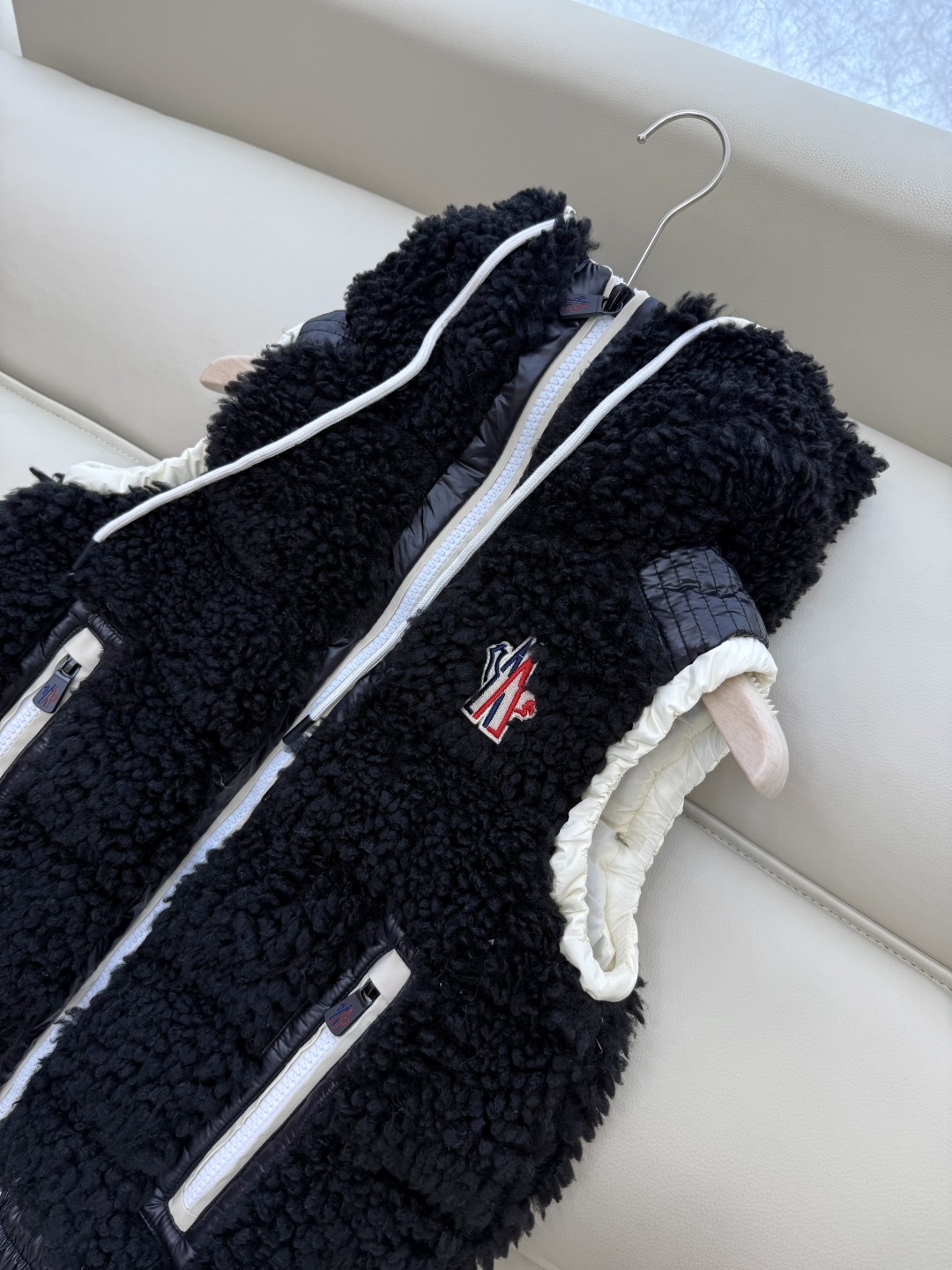 QGL027#新款羽绒服⚠️。
Moncler 美羊羊 摇粒绒 90% 白鹅绒 羽绒马甲 粉色/米黄色/