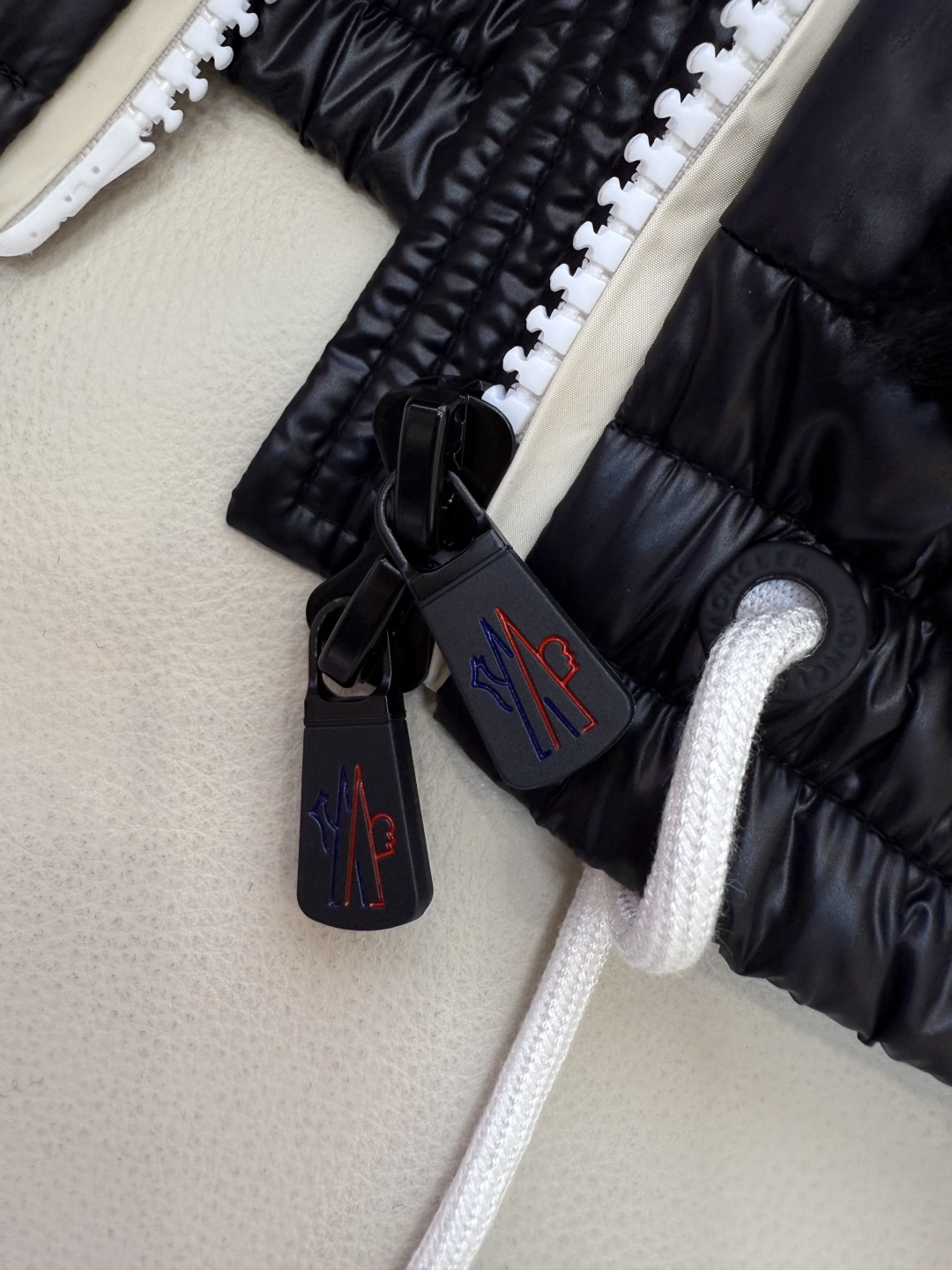 QGL027#新款羽绒服⚠️。
Moncler 美羊羊 摇粒绒 90% 白鹅绒 羽绒马甲 粉色/米黄色/