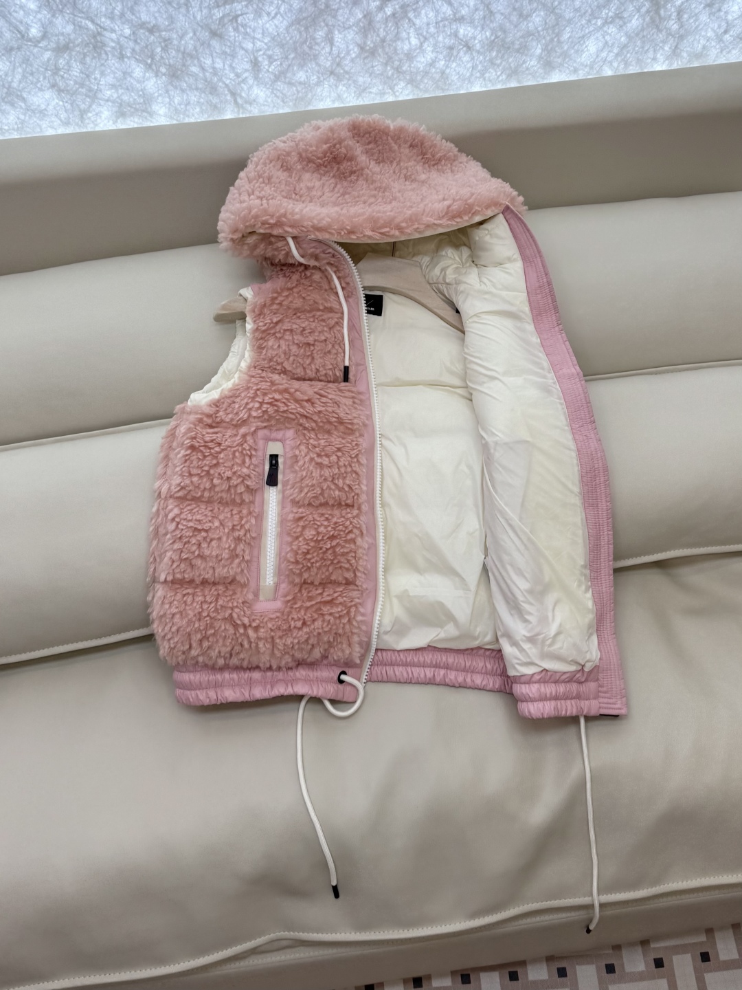 QGL027#新款羽绒服⚠️。
Moncler 美羊羊 摇粒绒 90% 白鹅绒 羽绒马甲 粉色/米黄色/