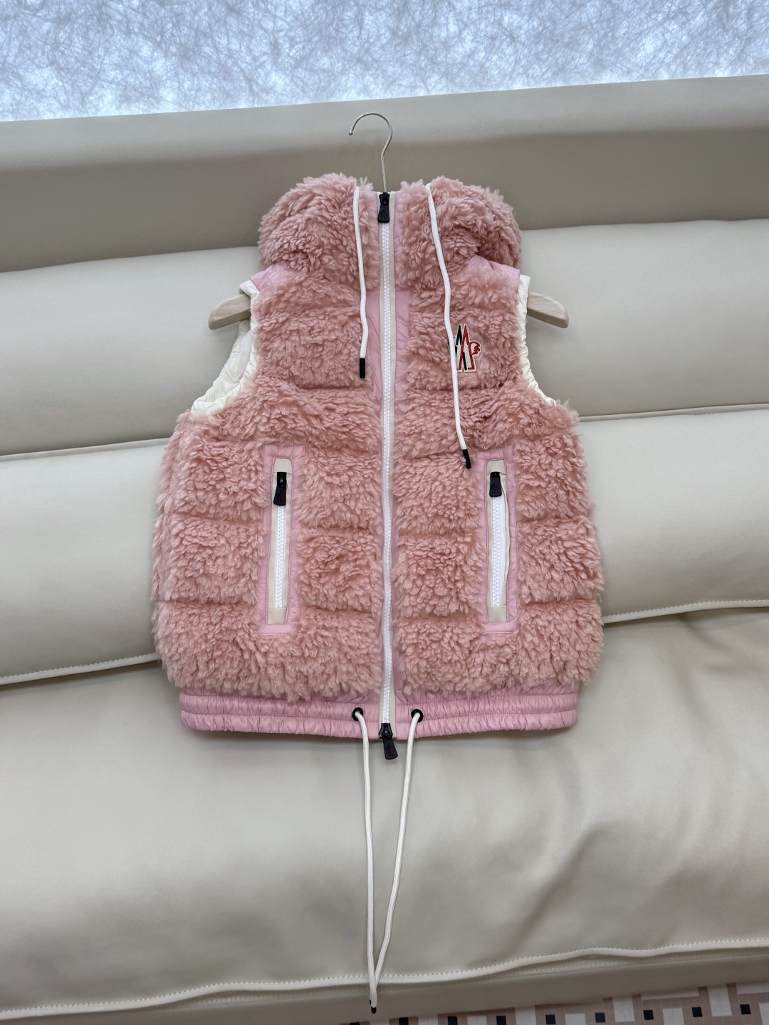 QGL027#新款羽绒服⚠️。
Moncler 美羊羊 摇粒绒 90% 白鹅绒 羽绒马甲 粉色/米黄色/