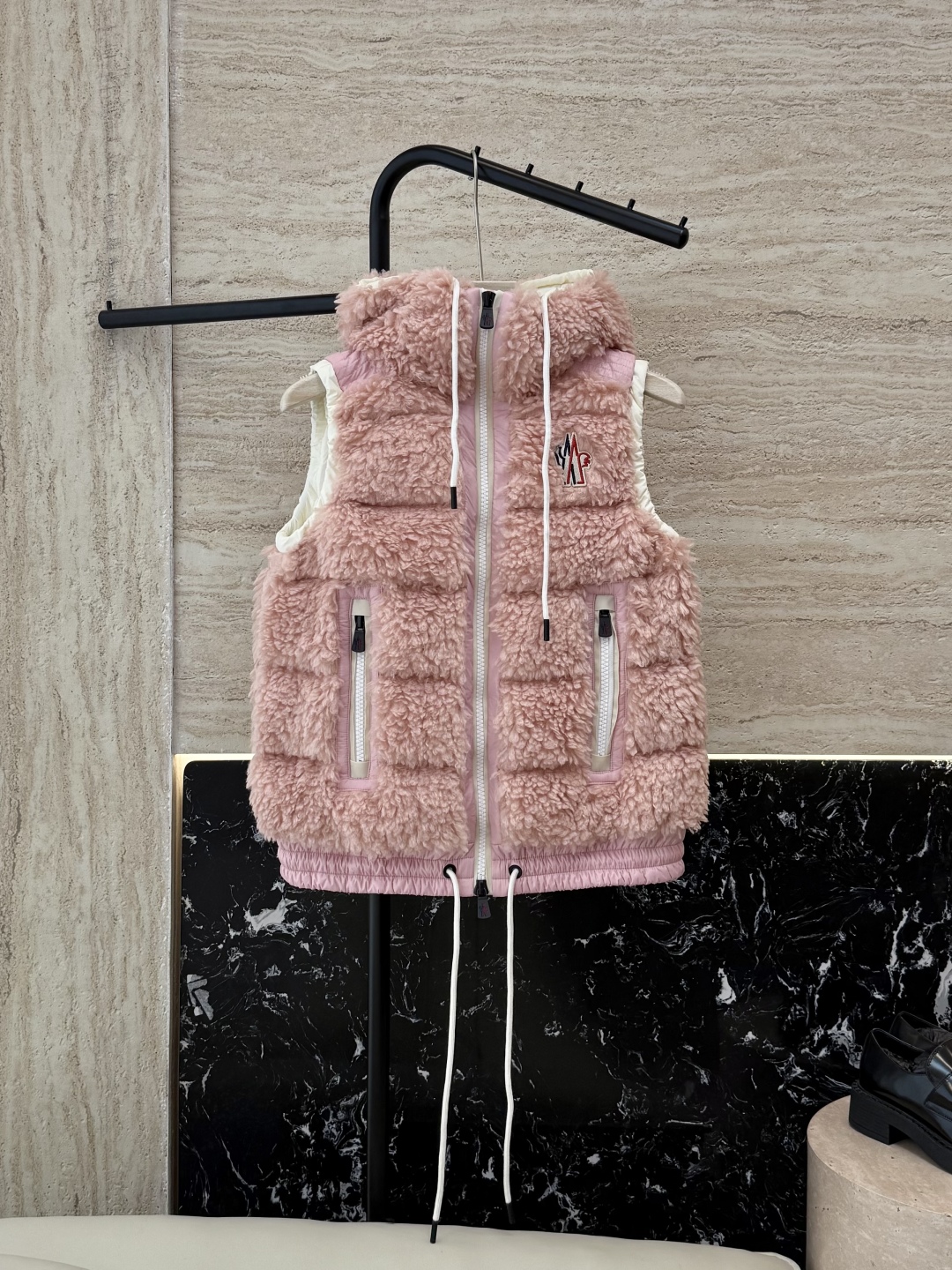 QGL027#新款羽绒服⚠️。
Moncler 美羊羊 摇粒绒 90% 白鹅绒 羽绒马甲 粉色/米黄色/