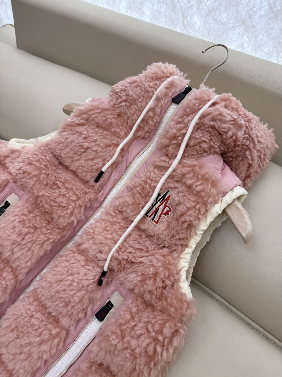 QGL027#新款羽绒服⚠️。
Moncler 美羊羊 摇粒绒 90% 白鹅绒 羽绒马甲 粉色/米黄色/