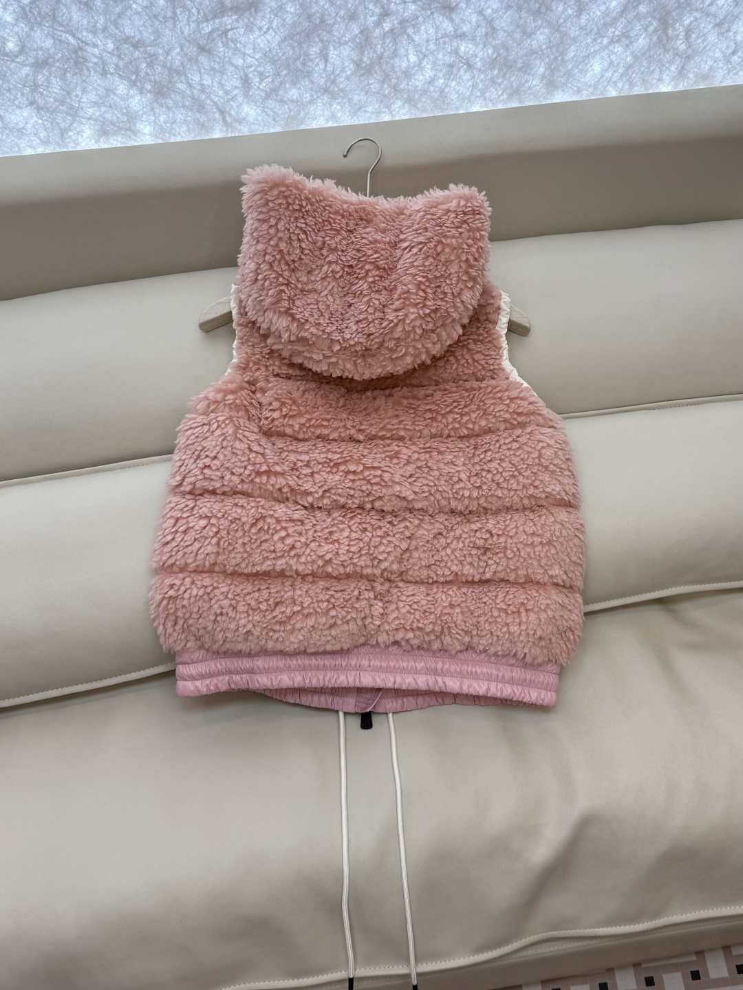 QGL027#新款羽绒服⚠️。
Moncler 美羊羊 摇粒绒 90% 白鹅绒 羽绒马甲 粉色/米黄色/