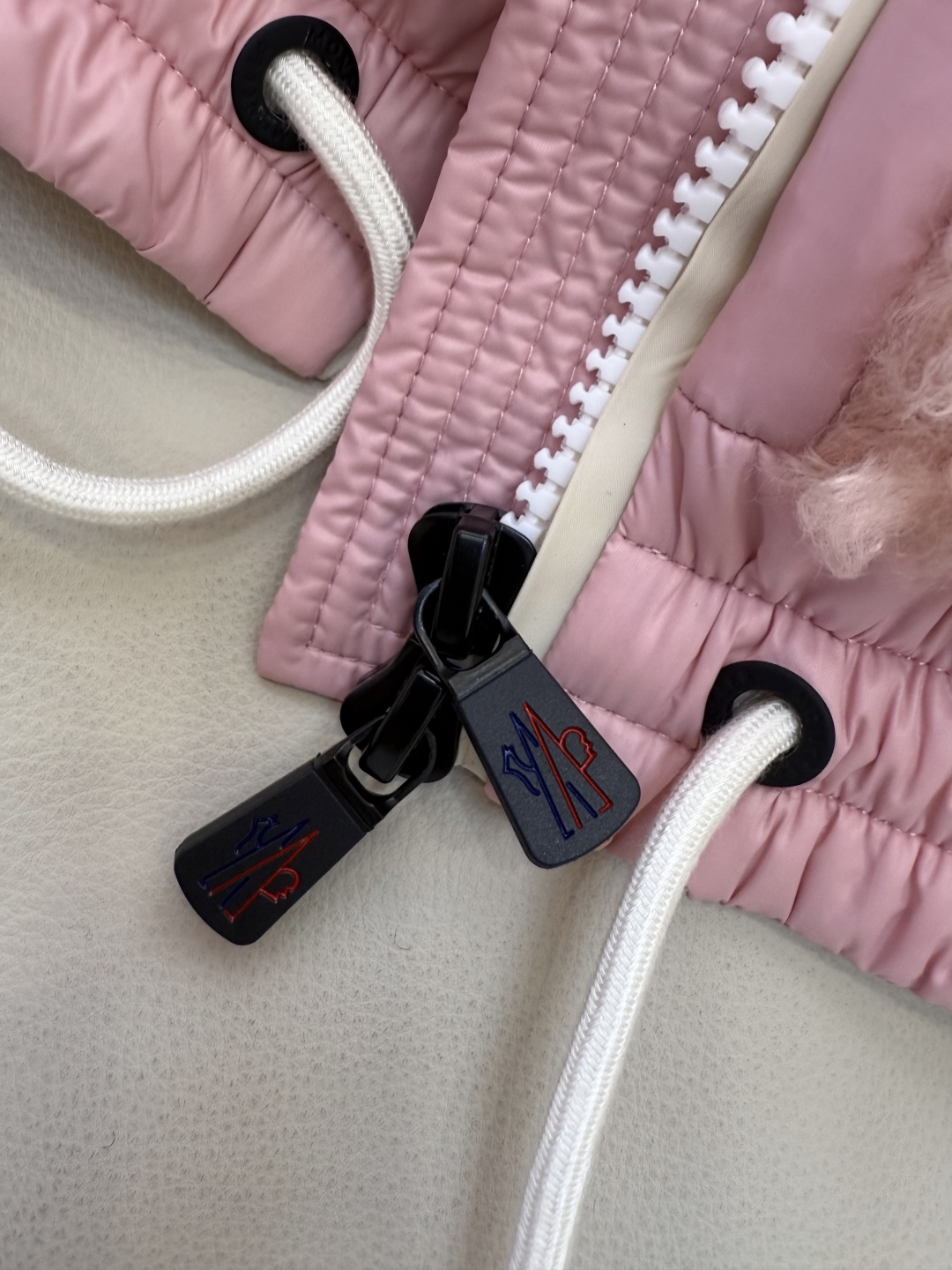 QGL027#新款羽绒服⚠️。
Moncler 美羊羊 摇粒绒 90% 白鹅绒 羽绒马甲 粉色/米黄色/