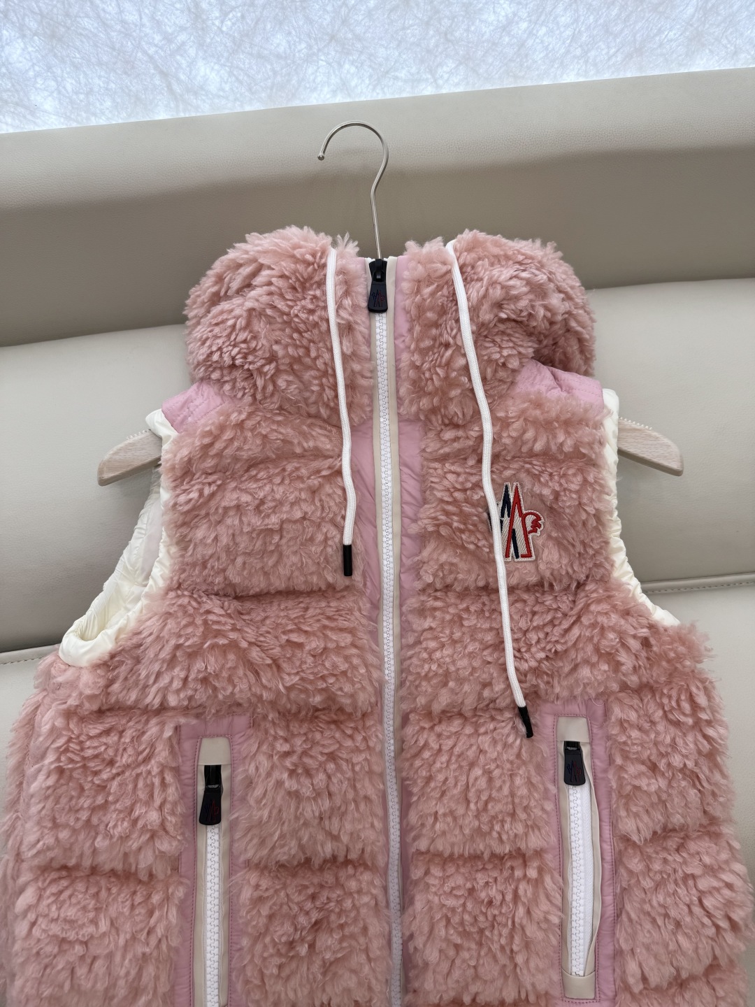 QGL027#新款羽绒服⚠️。
Moncler 美羊羊 摇粒绒 90% 白鹅绒 羽绒马甲 粉色/米黄色/