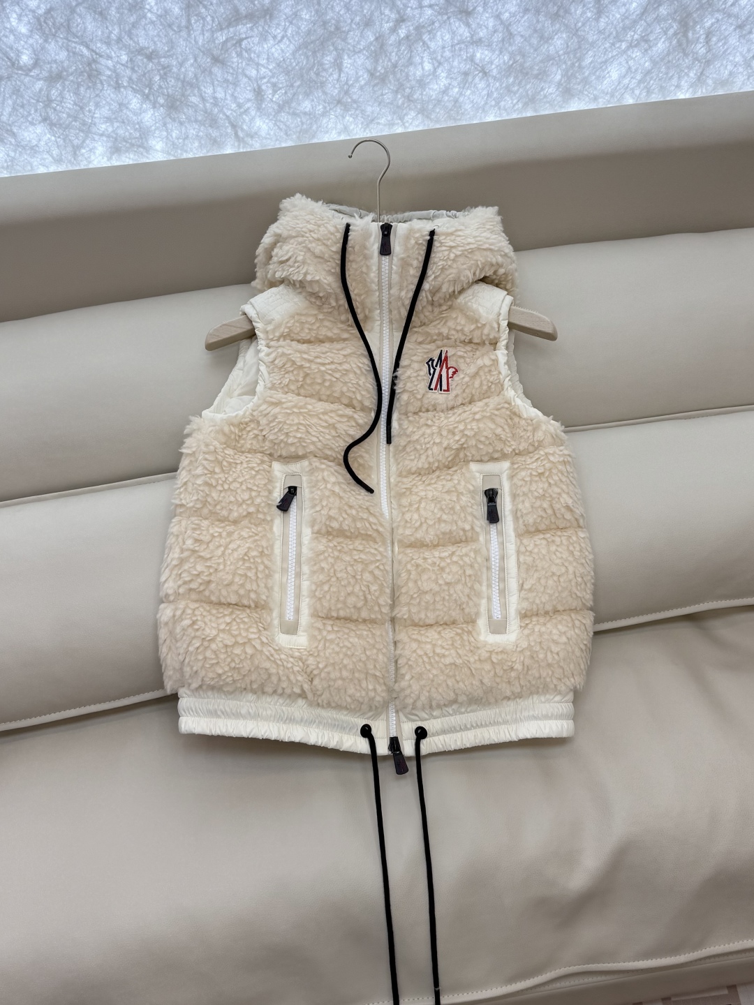 QGL027#新款羽绒服⚠️。
Moncler 美羊羊 摇粒绒 90% 白鹅绒 羽绒马甲 粉色/米黄色/