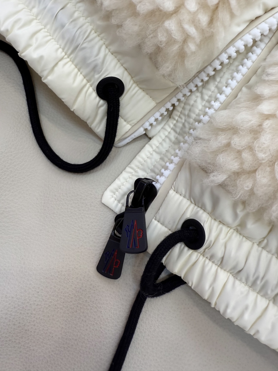 QGL027#新款羽绒服⚠️。
Moncler 美羊羊 摇粒绒 90% 白鹅绒 羽绒马甲 粉色/米黄色/