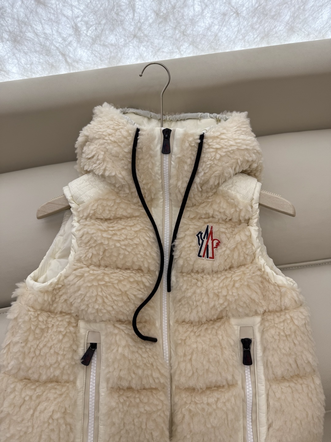 QGL027#新款羽绒服⚠️。
Moncler 美羊羊 摇粒绒 90% 白鹅绒 羽绒马甲 粉色/米黄色/
