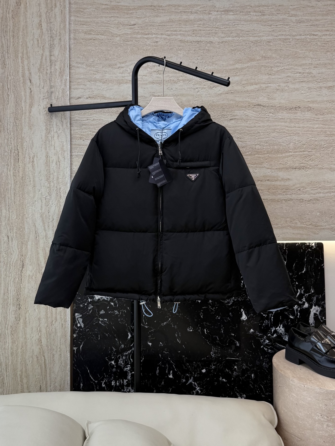 9310#新款羽绒服⚠️2025。
Prada 三角标 经典款90% 白鹅绒短款 羽绒服 黑色 38/4