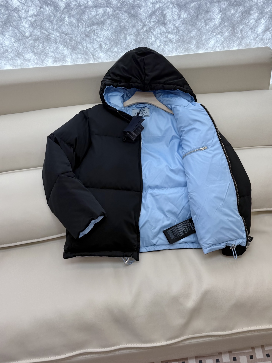 9310#新款羽绒服⚠️2025。
Prada 三角标 经典款90% 白鹅绒短款 羽绒服 黑色 38/4