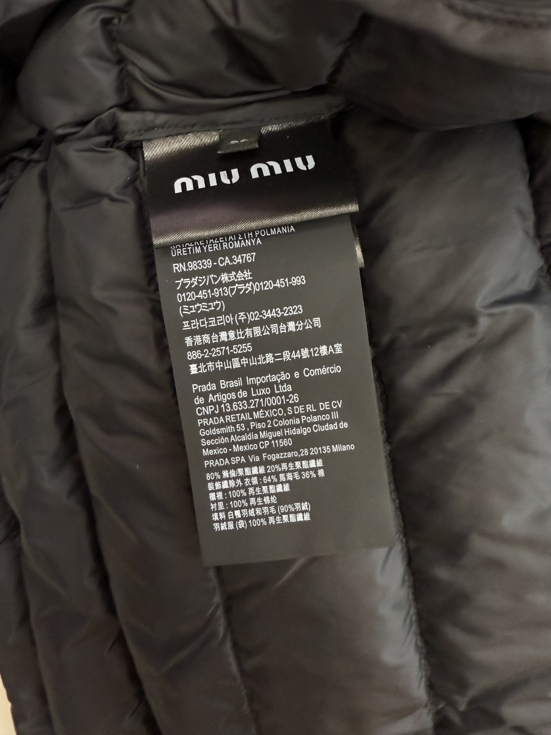 25016#新款羽绒服⚠️。
miumiu 字母印花90% 白鸭绒 长袖短款羽绒服 黑色 咖色 36/3