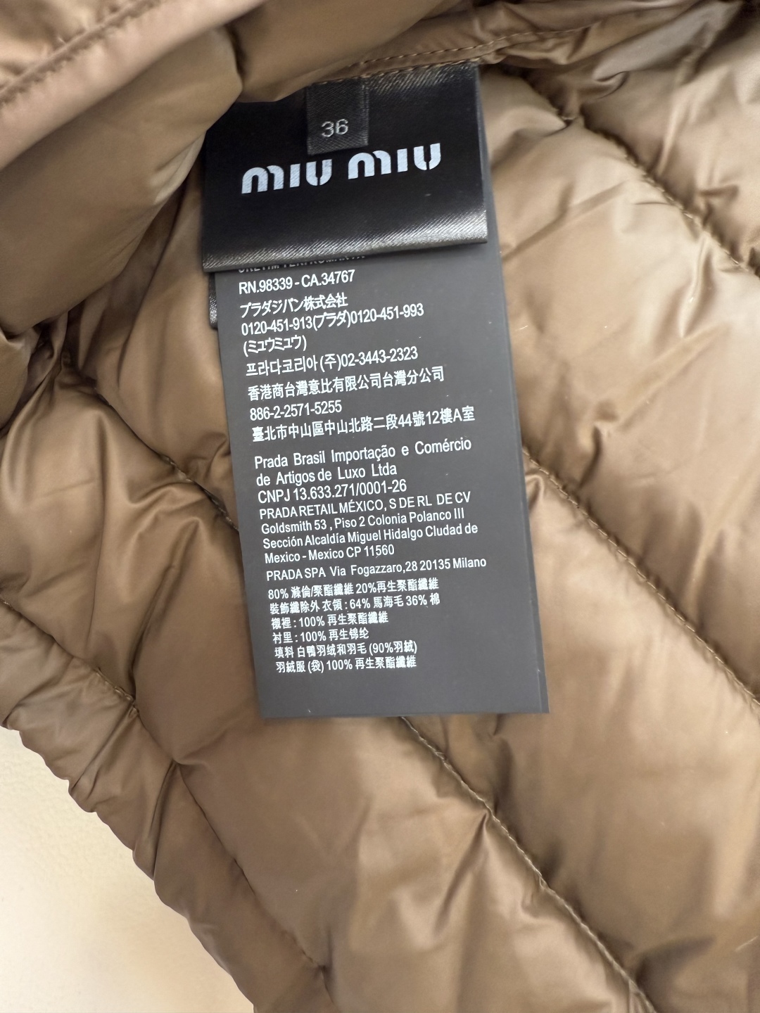 25016#新款羽绒服⚠️。
miumiu 字母印花90% 白鸭绒 长袖短款羽绒服 黑色 咖色 36/3
