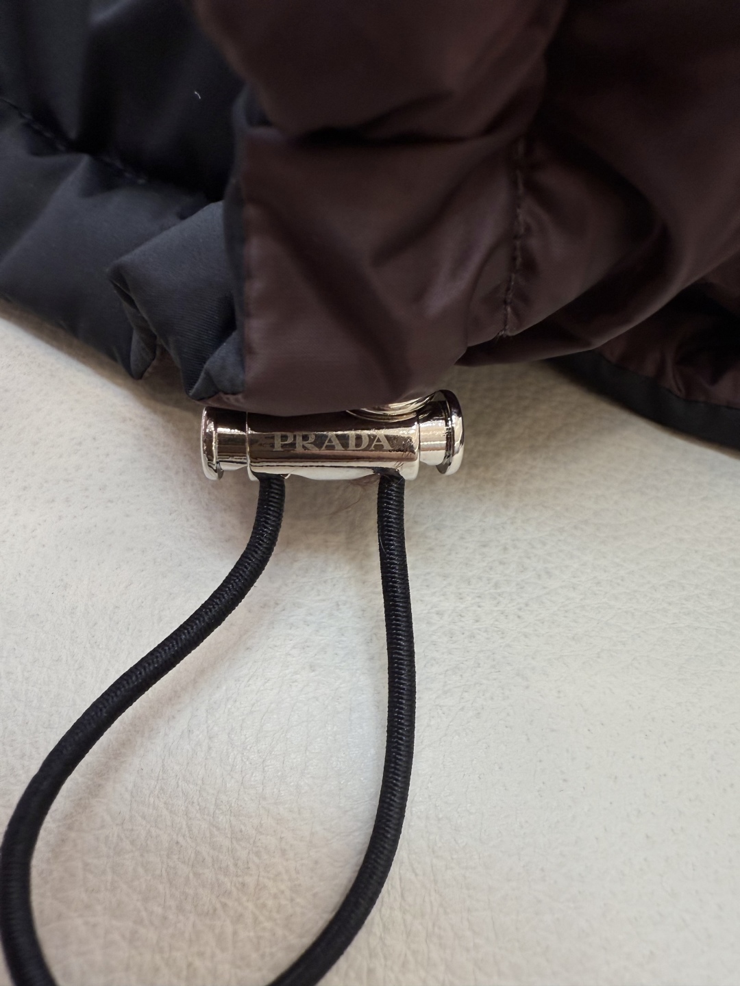 #新款羽绒服⚠️2025。
Prada 三角标 经典款90%白鹅绒短款 羽绒服 黑色 米色 浅咖色 38