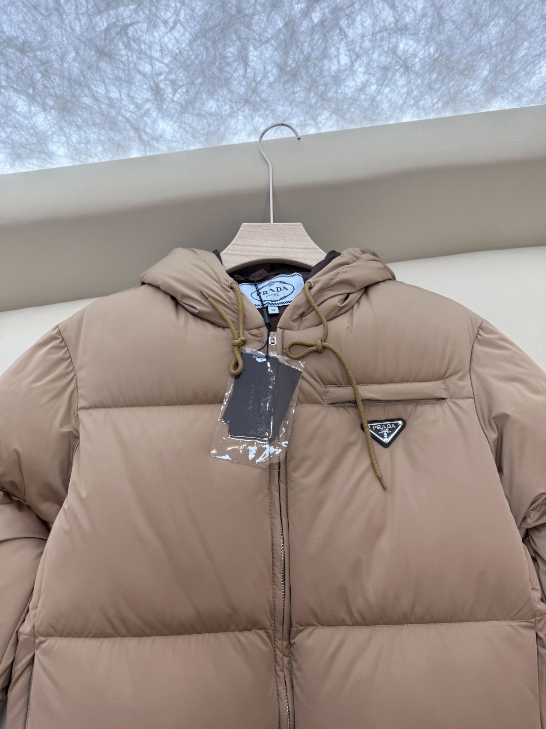#新款羽绒服⚠️2025。
Prada 三角标 经典款90%白鹅绒短款 羽绒服 黑色 米色 浅咖色 38