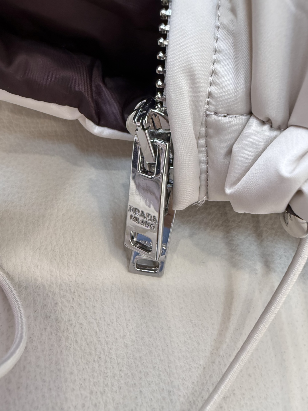 #新款羽绒服⚠️2025。
Prada 三角标 经典款90%白鹅绒短款 羽绒服 黑色 米色 浅咖色 38